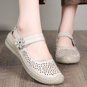 中老年凉鞋女夏季镂空真皮牛筋底妈妈鞋平底超软复古洞洞老人女鞋