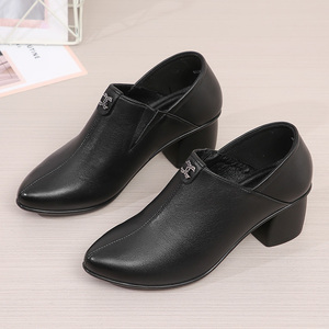妈妈粗跟单鞋2021秋季新款真皮时尚中跟中年妇女皮鞋软底大码女鞋