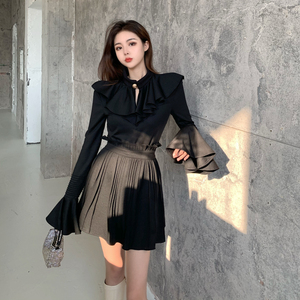 法式复古设计感黑色喇叭袖上衣半身裙两件套炸街洋气范早春装新款
