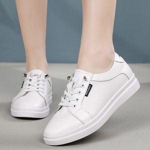 春季真皮中年女士小白鞋平跟软底休闲妈妈皮鞋时尚40岁妇女板鞋50