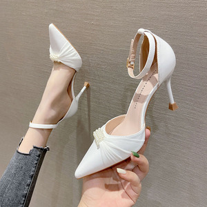 白色尖头中空高跟鞋
