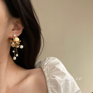 HUALU-风中铃兰 气质优雅金色花朵珍珠精致花瓣超仙长款耳环耳夹