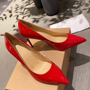 亮皮红色高跟鞋