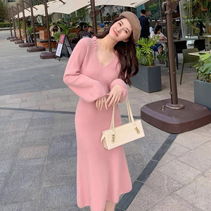 长袖粉色针织连衣裙女秋冬季轻奢名媛修身显瘦气质中长款打底裙子