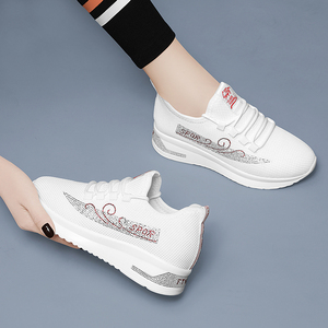 软底舒适妈妈鞋女舞步鞋2021新款春款春季轻便白色休闲女装运动鞋