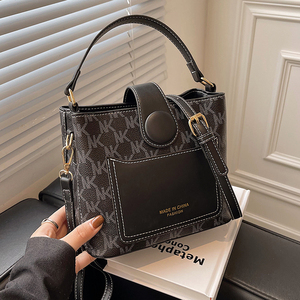 达芙妮小众设计小包包女2021新款时尚秋冬单肩斜挎包高级感水桶包