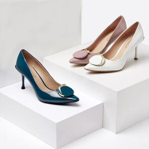 接吻猫春秋季新款高跟鞋时尚尖头细跟单鞋方扣温柔仙女风时装鞋