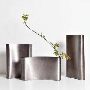 进口铝制褐灰色曲面横向长方形花器现代新中式台面花瓶摆件样板房