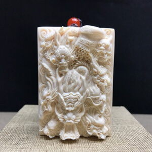 天然猛犸象牙精工细雕九龙拉棺吊坠带原皮满纹果冻料猛犸项坠龙牌