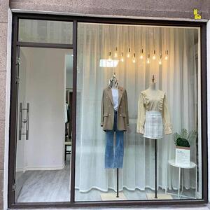 服装店橱窗白窗帘