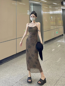 新中式复古碎花吊带连衣裙女夏季设计高级性感气质包臀网纱长裙子