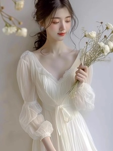法式小香风高级感V领压褶公主袖白色长裙收腰系带真丝雪纺连衣裙