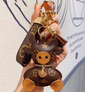 适用lv包包老花汽车钥匙链圈挂件可爱小牛毛球钥匙扣男女情侣礼物