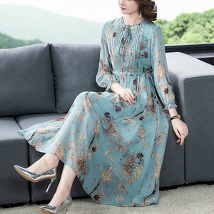 大码女装2021春季新款碎花真丝连衣裙长袖欧货时尚洋气过膝桑蚕丝