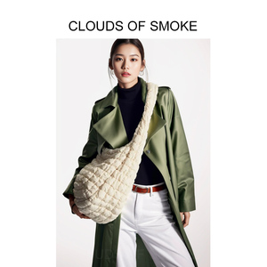 韩国COS女士 通勤包包女大容量斜挎单肩白色云朵包