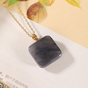 18k金和田玉烟紫玉正方形无事牌吊坠项链复古钱币时尚气质玉挂坠