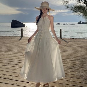 法式白色挂脖吊带连衣裙女夏季波西米亚穿搭绝美海边度假沙滩长裙