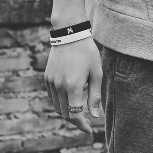 潮牌手环supreme腕带男女运动学生情侣街头嘻哈中指猫冠军蝴蝶