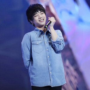 歌手华晨宇同款衣服蓝色牛仔衬衫宽松时尚新款韩版衬衣情侣外套潮