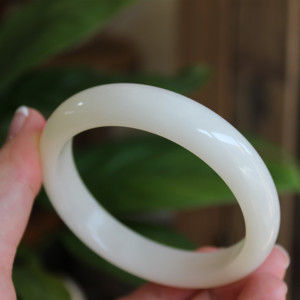 【白油脂】岫玉手镯瓷底料白色油润宽镯子女仙气名媛风显白普玉斋