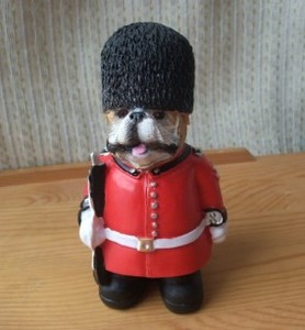 英国旅游纪念品穿皇家士兵衣服的沙皮狗树脂彩绘摆件