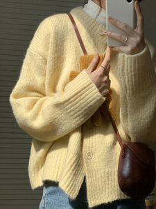 浣熊绒鹅黄色针织开衫毛衣女秋冬冬季加厚外搭外套设计感小众上衣