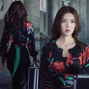 不说再见琳达李宜儒同款上衣黑色印花短款绑带收腰显瘦复古衬衫女