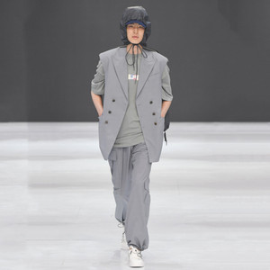 男士休闲纯色马夹2022纽约时装周秋季秀场无袖型男双排扣灰色马甲