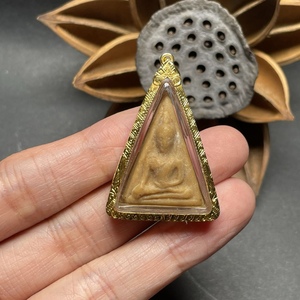 龙婆贵 女王佛 南帕亚 2521年 粉质 金壳带卡 泰国2