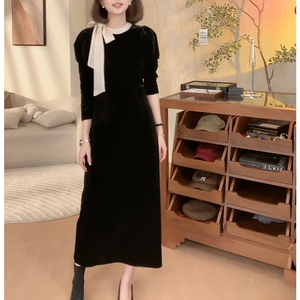 赫本风气质黑色丝绒连衣裙女2024年秋季新款时尚高级感长袖长裙子