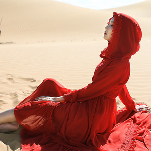 茶卡盐湖青海湖旅游拍照红色连帽连衣裙长袖防晒雪纺长裙沙漠红裙
