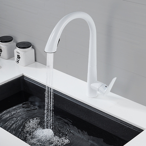 白色厨房水龙头