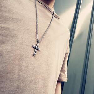 个性日韩黑色十字架项链男女吊坠简约森系项链潮搭配衣服脖子挂件