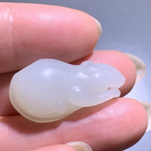 新疆和田玉白玉籽料留皮苏工大师雕刻立体件生肖老鼠挂件吊坠子玉