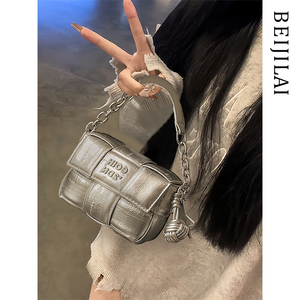 银色手提包包女式2024新款时尚轻奢小众设计高级感夏天斜挎小香包