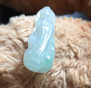 站观音翡翠吊坠飘绿