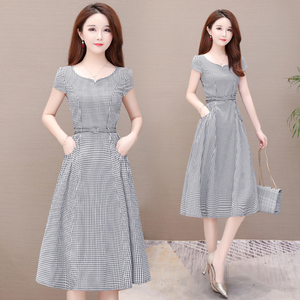 阔太太年轻妈妈夏装短袖格子连衣裙时尚洋气质中年女士显瘦30岁40