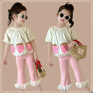 2024夏季新款韩版女童洋气草莓印花短袖上衣花瓣边粉色喇叭裤套装