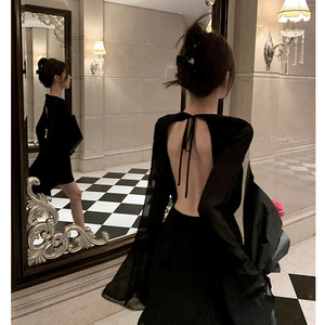 法式御姐风露背长袖连衣裙女春秋季气质高级性感修身显瘦小黑裙子