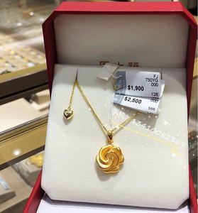 周大福黄金项链吊坠玫瑰花
