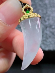 金鸿翡翠18k金镶嵌高冰种a货狼牙翡翠吊坠龙牙玉石挂件男女款项链