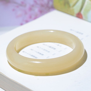 天然和田玉野牛沟蜂蜜水色泽均匀甜蜜5758圈口女士平安玉镯