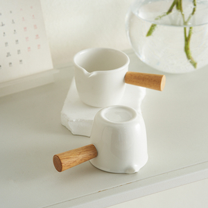 肆月日式白色陶瓷小奶盅迷你浓缩咖啡奶罐木柄量杯带刻度导流嘴杯