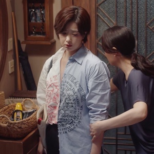 小舍得田雨岚蒋欣明星同款条纹撞色衬衫女夏薄款宽松蓝白拼接上衣