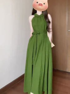 森系无袖挂脖绿色连衣裙女夏季法式复古露肩收腰显瘦显白气质长裙
