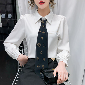 黑衬衫女带领带