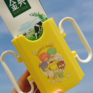 日本三丽鸥儿童牛奶杯托防挤压盒宝宝防溢喝牛奶饮料盒防挤压套