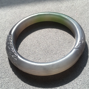 玉韵传说 和田玉烟紫翠青雕花手镯内径:52mm 带证书