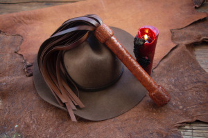 重型散鞭袋鼠牛皮鞭 马鞭 关东侠客手工调教鞭(需定制)