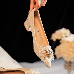 法式秀禾主婚纱两穿新娘婚鞋2023年新款银色水晶鞋粗跟高跟单鞋女